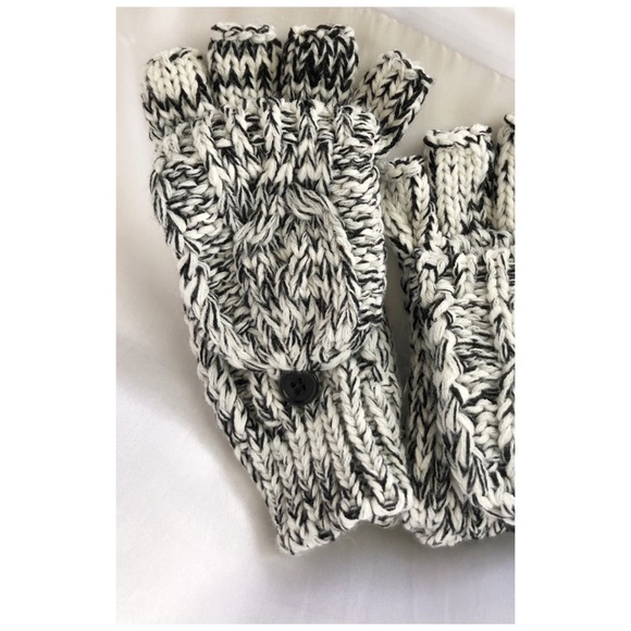 Hooded Flap ♥️ Knit Mittens NWOT - Picture 5 of 7